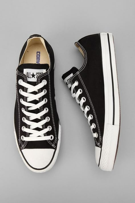 Should have in closet Zapatillas All Star, Converse Outfits, Wedding Converse, Curvy Petite Fashion, All Stars Converse, Outfits With Converse, Milan Fashion Weeks, Victorias Secret Models, Converse Sneakers