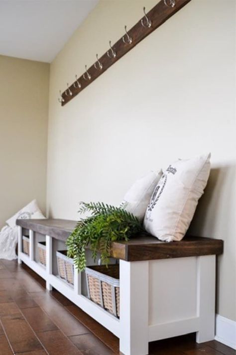 How awesome is this DIY mudroom bench with storage!? I love the white against the dark top! Diy Bench Ideas, Diy Bank, Mudroom Bench With Storage, Diy Entryway Bench, Comfortable Living Room, Diy Storage Bench, Diy Mudroom, Room Bench, Diy Mudroom Bench