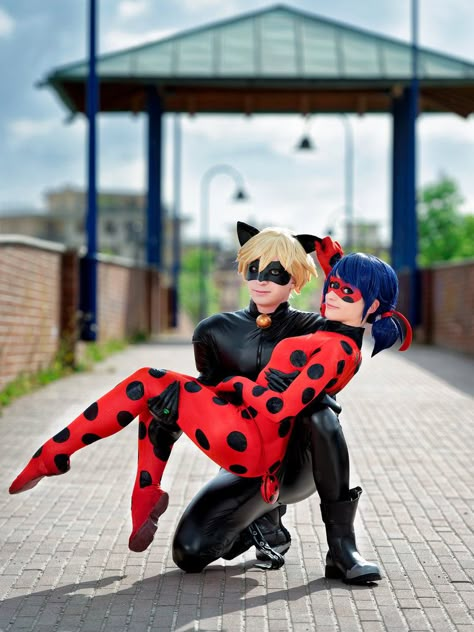 Cosplay Couple, Couples Cosplay, Couple Cosplay, Catwoman Cosplay, Ladybug And Cat Noir, Cute Couple Halloween Costumes, Cat Woman Costume, Fantasias Halloween, Amazing Cosplay