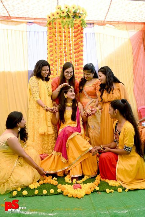 Haldi Bride Friends Poses, Haldi Half Saree For Bride, Gulabi Night Ideas, Half Saree Poses Photoshoot Ideas, Haldi Photoshoot With Friends, Haldi Look For Bride Sister, Haldi Dress Ideas For Sisters, Haldi Pics, Haldi Photography Ideas