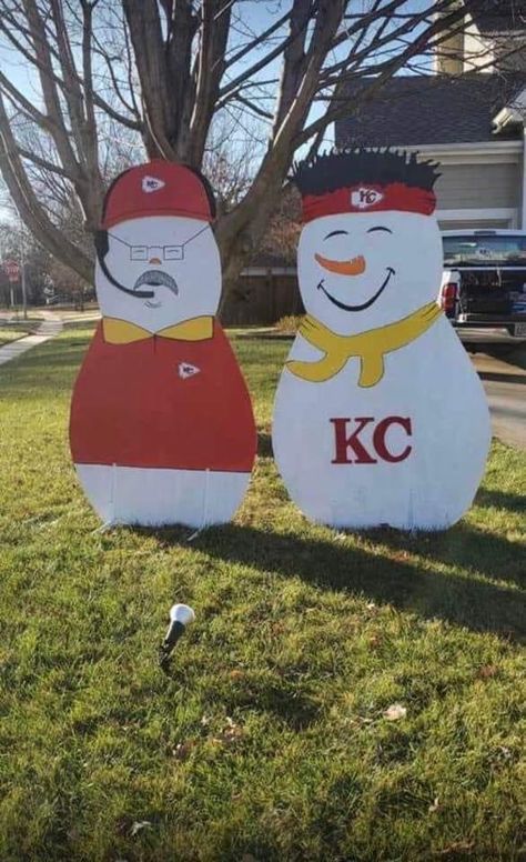 Kc Chiefs Decorations, Chiefs Decorations Diy, Diy Kansas City Chiefs Decor, Kansas City Chiefs Crafts Diy, Chiefs Party Food, Chiefs Ornaments, Chiefs Decorations, Chiefs Christmas Tree, Chiefs Sign