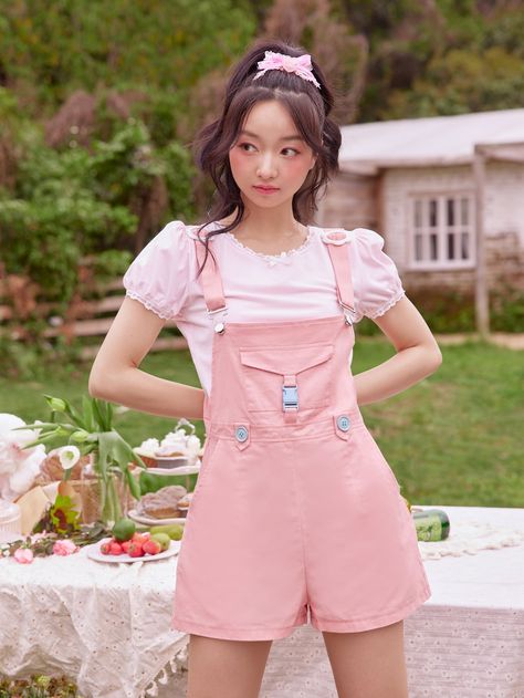 Pink Preppy Fashion, Kawaii Shorts Outfit, Kawaii Clothes Summer, Summer Kawaii Outfits, Kawaii Jumpsuit, Pink Overalls Outfits, Denim Overall Dress Outfit, Pink Jumpsuit Outfit, Kawaii Summer Outfits