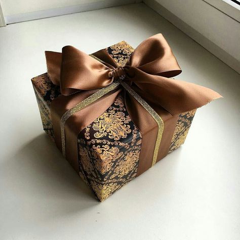 Christmas Present Wrapping Aesthetic, Aesthetic Christmas Wrapping, Professional Gift Ideas, Cute Gift Wrapping Ideas, Wrapping Paper Ideas, Pretty Gift Wrapping Ideas, Handmade Gifts For Boyfriend, Elegant Gift Wrapping, Wrapping Inspiration