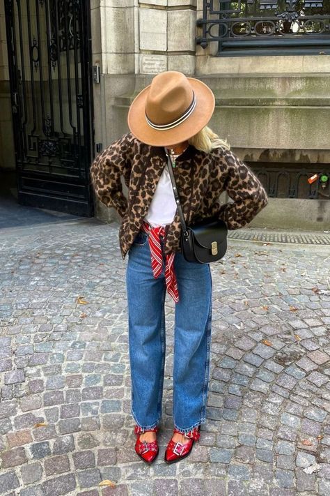 Leopard Print Outfits, Leopard Jacket, Leopard Print Jacket, Power Dressing, Print Jacket, Mode Vintage, Mode Inspiration, Red Shoes, Winter Looks