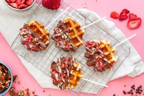 Waffle Pops Toppings, Waffle Pops Ideas, Waffle Pops Recipe, Waffle Popsicle, Fancy Waffles, Waffle Bar Ideas, Waffles Belgian, Waffle Sandwich Breakfast, Waffle Pops