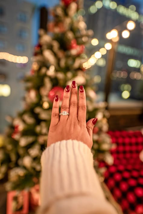 Christmas Engagement Photos Ideas, Engagement Christmas Pictures, Engagement Ring Christmas, Christmas Engagement Photoshoot, Engagement Photos Christmas, Holiday Proposal, Christmas Engagement Ring Photos, New Years Proposal, Proposal Ideas Christmas