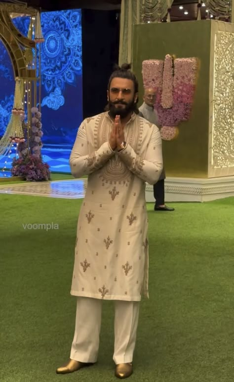 Indian Kurta Men Design, Indian Outfit Men Wedding, Kurta Inspo For Men, Ranveer Singh Kurta Pajama, Jodhpuri Kurta For Men Wedding, Wedding Dress For Groom Indian, Shadi Outfit For Men, Groom Attire Indian, Sufi Night Outfit For Men