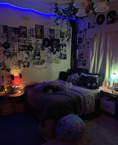 Grunge Living Room Ideas, Room Ideas Black And Purple, Tomboy Aesthetic Room, Room Ideas Alt, Emo Aesthetic Room, Emo Bedroom Aesthetic, Tomboy Room, Dark Dorm Room Aesthetic, Alternative Bedroom Ideas