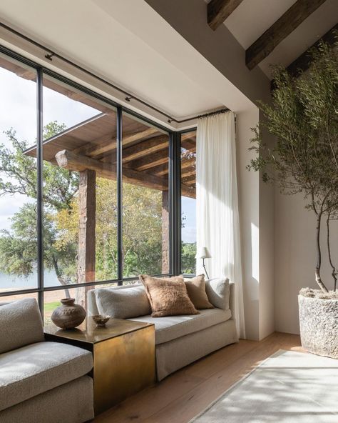 Belgian minimal modern style in a lakehouse with design by Marie Flanigan. Photo: Julie Soefer Marie Flanigan Interiors, Interior 2024, Marie Flanigan, House Mediterranean, Ranch House Designs, French Country Modern, Lake Travis, Country Modern, Window Seats