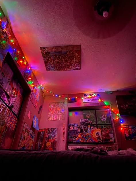 Christmas Lights In Room Bedrooms, Dorm Room Christmas Lights, Christmas Lights For Room, Christmas Lights Room Aesthetic, Christmas Lights Aesthetic Bedroom, Rooms With Christmas Lights, Bedroom With Christmas Lights, Bedroom Christmas Lights Ideas, Christmas Lights In The Bedroom Ideas