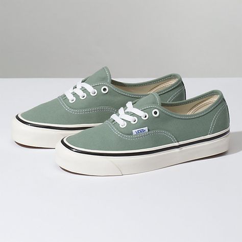 Vans Vintage, Mens Vans Shoes, Workout Sneakers, Authentic Vans, Anaheim California, Vans Style, Vans Authentic, Classic Shoes, Dream Shoes