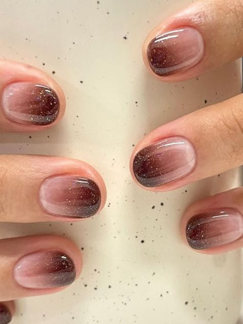 Simple Nail Art Dark Colour, Brown Manicure Short Nails, Gradation Nail Art, Kuku Nail Art, Nail Art Simple Brown, Brown Nail Art Chocolate, Brown Manicure Ideas, Nail Ombre Designs, Ombre Brown Nails