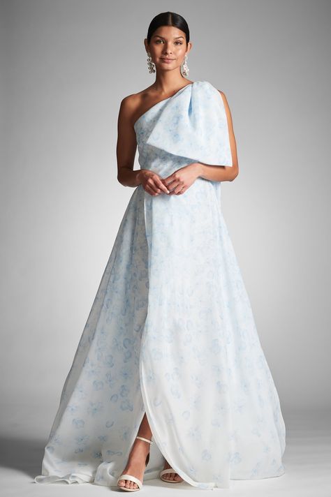 Shop the Brielle Gown in Violet Ice Ikat Floral at Sachin & Babi. FREE Shipping Over $500 & FREE Returns. Blue And White Dresses Formal, Dresses For Women With Tummy, Unique Formal Dress, Blue Mother Of The Bride Dress, White And Blue Wedding Dress, Fashion Bride Dresses, Navy Blue Wedding Dress, Powder Blue Gown, Floral Print Wedding Dress