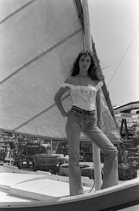 Jane Birkin in an off shoulder top and wide leg jeans. Get the look with our Jessie top and Diana split leg pants @ beDamsel.com: Style Jane Birkin, Jane Birken, Hearts Icon, Jane Birkin Serge, Jane Birkin Style, Birkin Style, Emmanuelle Alt, Parisienne Chic, Serge Gainsbourg