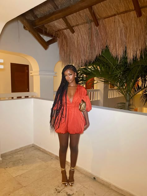 Vacation outfit idea with long knotless braids. Vacation dinner outfit with orange dress, gold heels and gold bag. Vacation Dinner Outfit, Bahamas Outfit, Mode Poses, Cruise Fits, Mexico Vacation Outfits, Cancun Outfits, Tulum Outfits, Jamaica Outfits, Soft Feminine Outfits