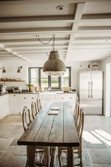 Because this spring is all about social gatherings, the kitchen and the dining room will become a social spot for small or large gatherings. That’s why we want to show you nine lovely farmhouse kitchen tables suggestions, a design that’s trendy right now, having a relaxed and versatile look. So, from big table to farmhouse kitchen islands, here are our Willow Crossley, Farmhouse Kitchen Design, Farmhouse Dining Room, Diy Interior, Farmhouse Dining, Rustic Interiors, Farmhouse Table, Wooden Table, Rustic Dining Table