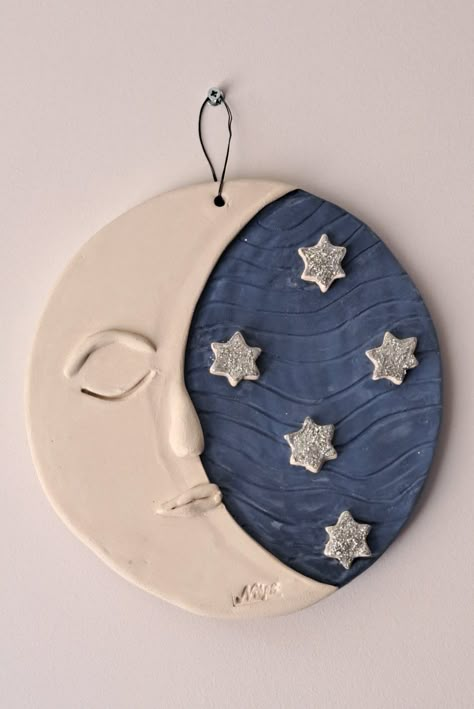 Ceramic Moon Wall Hanging, Diy Sun And Moon Decor, Ceramic Moon Face, Moon Ceramic Ideas, Ceramic Ornament Ideas, Moon Clay Art, Air Dry Clay Moon, Moon Ceramics, Moon Pottery