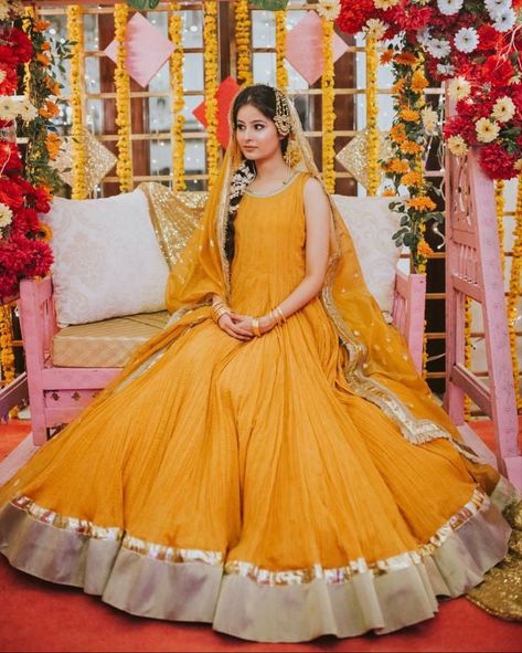 Very pretty yellow color combinations outfits Mehandi Dresses Mehndi Outfit, Fancy Mehndi, Haldi Dress For Bride, Mayun Bride, Haldi Dress Ideas, Mehandi Dress, Mayon Dresses, Haldi Dress, Fashion Dress Up Games