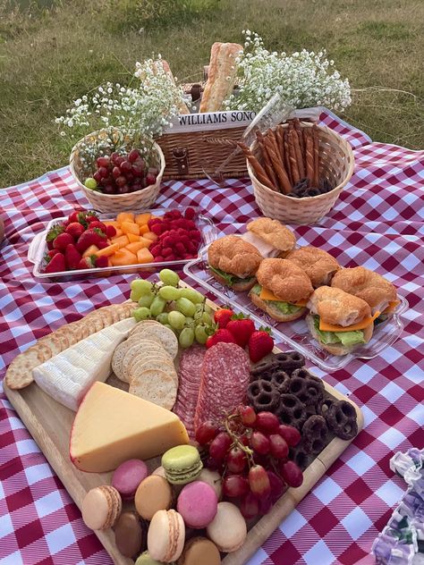 #charcuterie Simple Picnic Charcuterie Board, Dessert Picnic Ideas, Picnic Galentines Day, Mini Picnic Food Ideas, Picnic Birthday Decorations, Picnic Food For Two, Charcuterie Board Aesthetic Picnic, Picnic Inspiration Food Ideas, Charcuterie Board With Honey