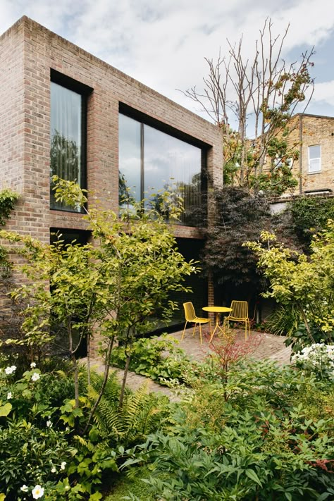 A masterclass in city garden design from Non Morris | House & Garden Outdoor Images, Stepping Stone Paths, Naturalistic Garden, Tiny White Flowers, Building Site, London Garden, English Country Gardens, London House, City Garden