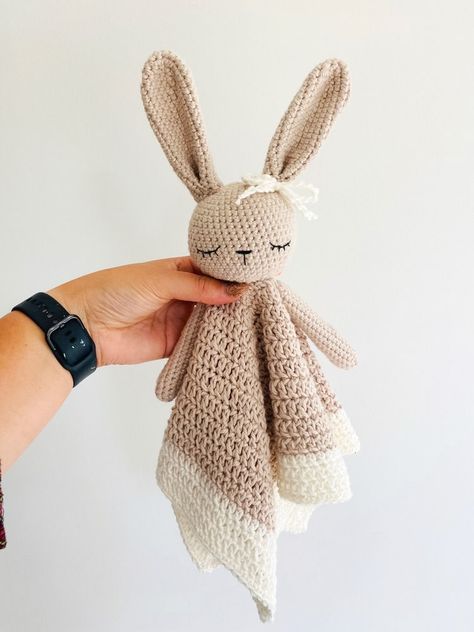 Handmade amigurumi lovey, it’s a crochet toy that’s safe for babies Easter Crochet Patterns Free, Crochet Baby Projects, Crochet Nursery Decor, Hantverk Diy, Bunny Lovey, Crochet Baby Gifts, Crochet Nursery, Handmade Stuffed Toys, Lovey Pattern