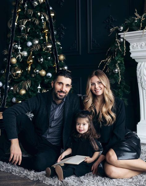 15  Family Christmas Pictures Outfit Ideas | Stylish & Modern 2023 Modern Christmas Family Photos, Family Pictures With Santa Outfits, Moody Christmas Family Photos, All Black Christmas Photoshoot, Indoor Family Christmas Pictures, Formal Christmas Pictures Family, Elegant Christmas Photoshoot Family, Christmas Portraits Family, Family Photo Outfits Black