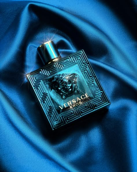 Versace Perfume For Men, Cologne Photography, Must Have Perfumes, Versace Aesthetic, Fragrances Perfume Men, Accessories Drawing, Perfume Versace, Perfume Men, Versace Perfume