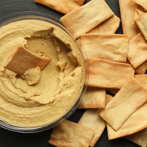 Hummus And Pita Chips, Hummus And Chips, Pita Chips And Hummus, Hummus And Crackers, Hummus Dippers, Hummus Crackers, Homemade Crisps, How To Make Chips, Hummus Chips