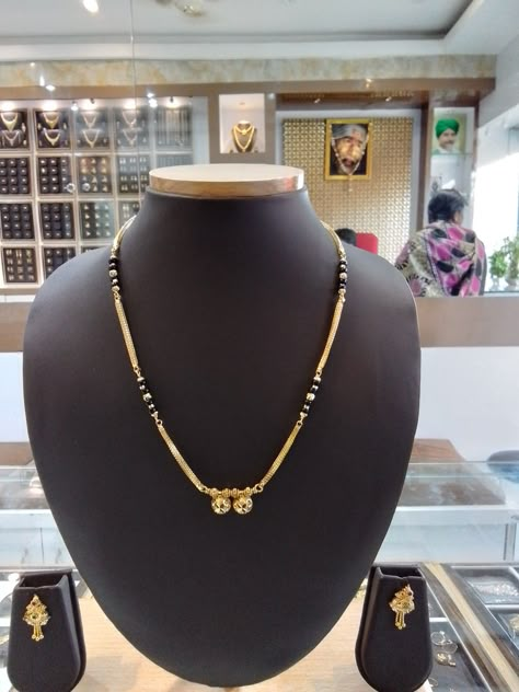 Modern Mangalsutra Designs Indian Bridal, Fancy Mangalsutra Designs Gold, Small Mangalsutra Designs Gold, Trending Mangalsutra Designs, Modern Mangalsutra Designs, Gold Mangalsutra Design, Muslim Couples Dp, Wedding Matching Outfits, Short Mangalsutra