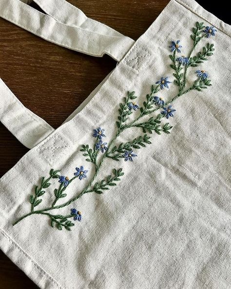 Embroidery Patterns Flowers Simple, One Colour Embroidery, Embroidered Bags Diy Ideas, Simple Floral Embroidery Designs, Simple Cute Embroidery Designs, Floral Embroidery Ideas, Plant Embroidery Simple, Embroidery For Guys, Floral Embroidery Design