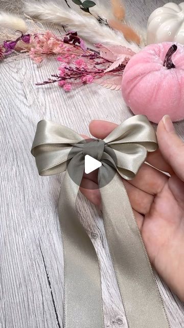 Katharina Tarta Crafts on Instagram: "🎀 If you want to add a delicate touch to your gifts or crafty projects,  this simple tutorial is for you. Every time I wanted to make this bow, I had to think about how to make it all over again, so I thought I’d capture it in a video for you and for me, to come back to every time I need it 😉

Also someone asked for a bow tutorial so this video was overdue anyway 😊

And I have to say, I absolutely love this beautiful way to tie a bow, it’s so perfect for gift wrapping, DIY decor, or any project that needs a little extra flair. ✨ 💫 

 #diybow #easytutorial #craftideas #handmadedecor #giftwrappingideas #ribbonbows #creativecrafts #diyprojects" Bows For Vases Diy, Four Loop Bow How To Make, Tie A Small Bow With Ribbon, How To Make A Bow Using 3 Different Ribbons, Christmas Bow Making Tutorials, Package Bows Diy How To Make, How To Tie A Gift Box Bow, How To Tie Double Bow, Christmas Bows For Gifts