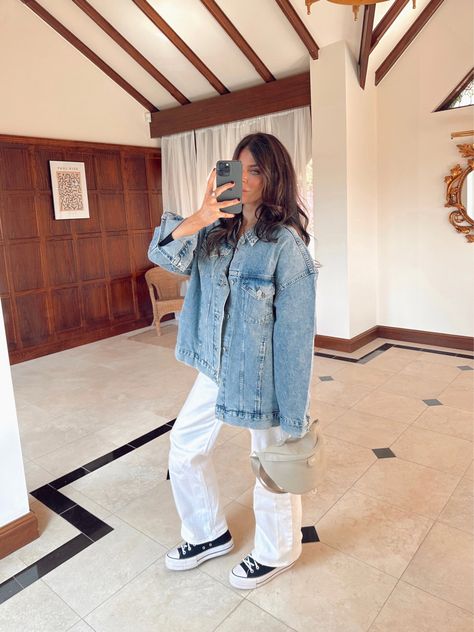 Denim Shacket Outfit, White Straight Leg Jeans, Shacket Outfit, Denim Shacket, Outfit For Spring, Jacket For Spring, Trousers White, Jeans And Converse, Denim Jacket Outfit