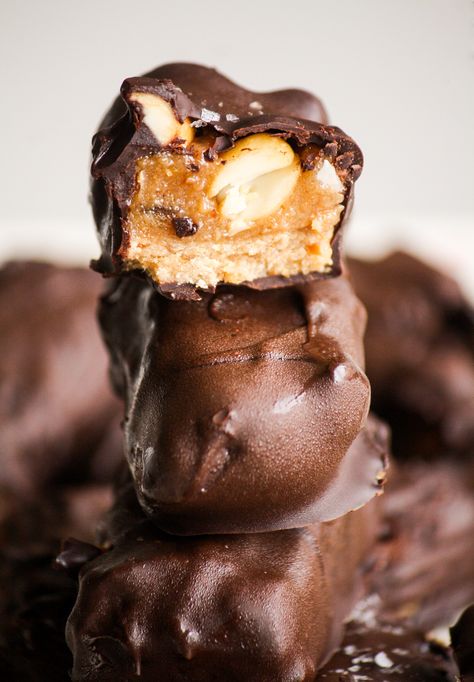 Healthier Snickers Bars Health Snicker Bar, Healthy Snickers Recipe, Healthy Snickers Ice Cream Bars, Raw Snickers Bar, Homemade Snickers Bars Healthy, Vegan Snickers Bar With Dates, No Bake Snickers Bars, Date Snickers Bars, Healthy Snickers Bar