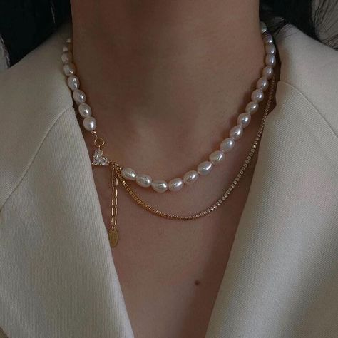 Half Pearl Half Chain Necklace, Half Chain Necklace, Pearl Necklace Outfit, Style Pearl Necklace, Necklaces Heart, Neck Pieces Jewelry, Layered Pearl Necklace, Necklace Outfit, Pearl Jewelry Design