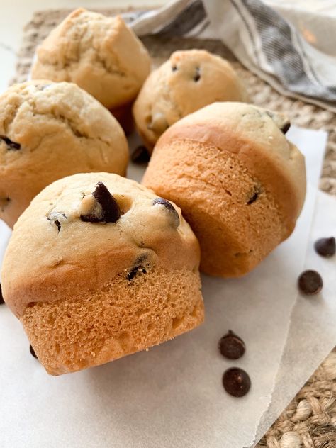 Love to whip up a quick batch of choc chip muffins? With ‘no-egg’? I do! These are perfect for kids lunch boxes and your own lunch box.  These are plant based, vegan friendly and taste amazing!   250 g Self raising flour  161 g Maple syrup  177 g Plant based milk (e.g., almond milk or soy milk) 211.5 g Plant based spread (butter alternative)  90 g Plant based chocolate chips  1 tsp Vanilla extract/essence   #plantbasedbaking #veganbaking #chocchipmuffins #plantbasedfolk #dairyfree #veganrecipes Choc Chip Muffins Recipe, Eggless Chocolate Chip Muffins, Daycare Recipes, Vegan Chocolate Chip Muffins, Muffin Vegan, Yummy Muffins, Aquafaba Recipes, Choc Chip Muffins, Baking Vegan