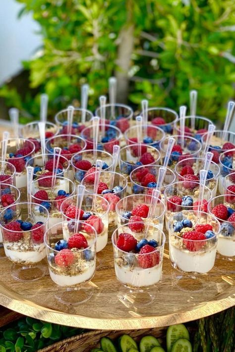 Birthday High Tea Ideas, Champagne Breakfast Ideas, Fruit And Dessert Table, Sweet 16 Brunch Ideas, Fruit Cups For Party, Graduation Party Snacks, Brunch Wedding Food, Parfait Bar, Breakfast Brunch Party