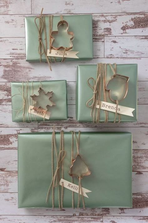 Christmas Gift Wrapping Diy, Christmas Gift Packaging, Gift Wrapping Techniques, Gift Wrapping Inspiration, Gifts Wrapping Diy, Simple Gift Wrapping, Gift Wrap Ideas, Crafts Easter, Gifts Wrapping