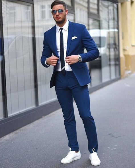 Logra un estilo deportivo sin verte informal | Blog Ferrato Mens Clothing Trends, Social Clothes, Shirt And Tie Combinations, Suits And Sneakers, Sneakers Outfit Men, Men's Business Suits, Prom Suits, Groomsmen Suits, Fashion Suits For Men