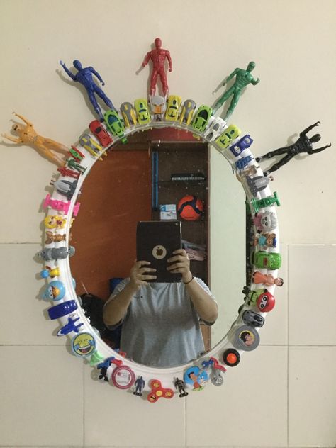 Decorate Mirror, Decorative Mirror, Diy Mirror, Mirror Frame, Toy Cars, Art Club, Pebble Art, Art And Craft, 4th Of July Wreath