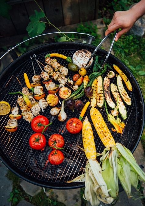 Modern Dinner Party, Grilling Vegetables, Grilled Strawberries, Grilled Carrots, Grill Party, Dinner Party Menu, Culinary Art, Barbecue Party, Salad With Sweet Potato