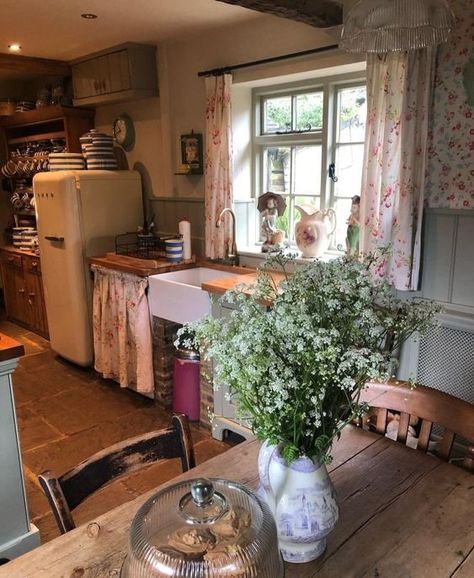 Grannycore Kitchen, Houses Countryside, Grandmacore House, English Cottage Kitchens, Cozy English Cottage, English Cottage Interiors, Cosy Kitchen, Casa Country, Cottage Style Homes