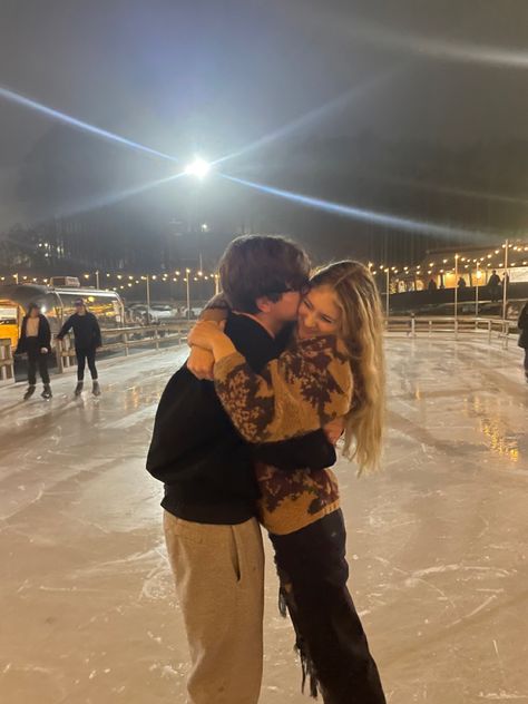 Cute Winter Couples, Collide Bal Khabarovsk, Winter Pictures With Boyfriend, Winter Boyfriend Aesthetic, Holidays With Boyfriend, Christmas Boyfriend Aesthetic, Christmas Boyfriend Pictures, Christmas Couples Aesthetics, Fall Boyfriend Aesthetic