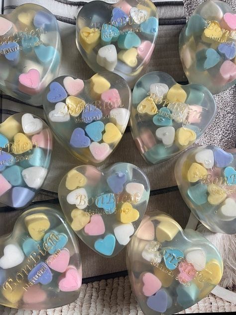 Soap Valentine, Valentine Soap, Cute Soap, Wedding Soap, Easy Soap Recipes, Heart Soap, Handmade Soap Recipes, Soya Mumu, Wine Gift Baskets