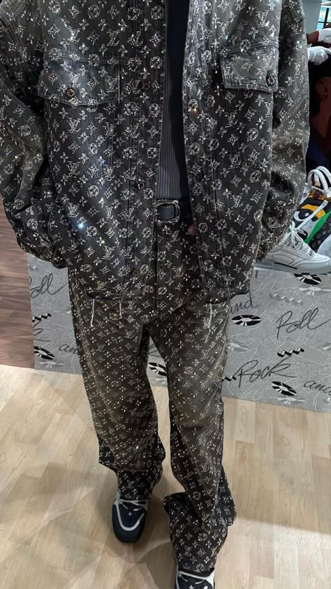 Louis Vuitton Outfit Men, Skate Outfit Men, Gymwear Mens, Zapatillas Louis Vuitton, Lv Clothes, Skate Outfit, Louis Vuitton Outfit, Vuitton Outfit, Adidas Model