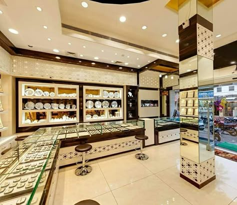 silver display style Shop Counter Design, Jewelry Showroom, Jewelry Store Interior, Silver Display, Jewellery Shop Design, Jewelry Store Design, Jewellery Shops, Display Showcase, Shop Counter