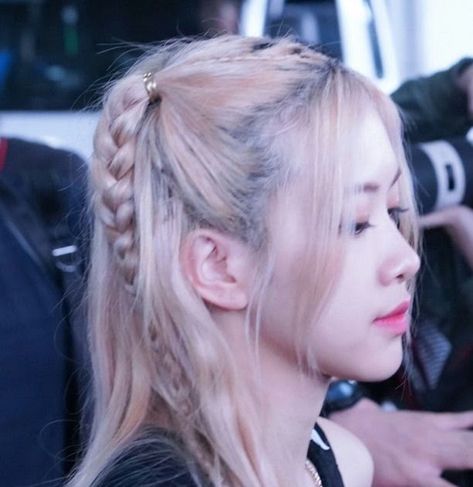 Rosé Blackpink Hairstyle, Blackpink Rosé Hairstyles, Aesthetic Honey, Rose Braid, Balayage Blonde, Pigtail Braids, Rosie Posie, Honey Hair, Light Ideas