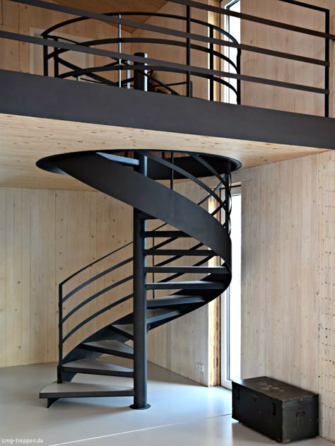 Spindeltreppe SPT 2300 - http://smg-treppen.de/spindeltreppe-spt-2300/ Ein wunderbares Holzhaus ist das neue Zuhause der Spindeltreppe SPT 2300. Es befindet sich im brandenburgischen Elstal, direkt vor den Toren Berlins. Das Holzhaus besticht klare Formen. #spindeltreppe #treppen #treppenbau #zuhause #myhome #Stahltreppe #handwerk #Handlauf #stahlgeländer #smgtreppen #wirdenkenmit #haus #hausbau Luxury Apartment Decor, Spiral Stairs Design, Staircase Outdoor, Spiral Staircases, Steel Stairs, Stairs Design Modern, Stairway Design, Staircase Railings, Lan Can