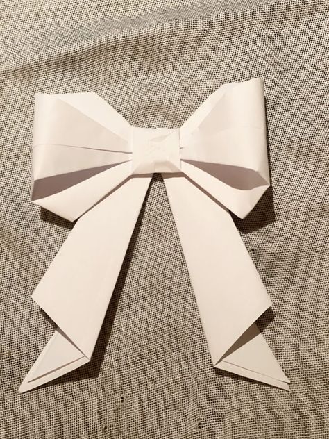 Easy paper bow origami tutorial diy. Decorate your gifts with this easy festive bow. Paper crafting. Paper bow for gift wrapping Oragami Bow, Bow Origami, Bow For Gift Wrapping, Paper Bows Diy, Bow For Gift, Wrapping Paper Bows, Bow Making Tutorials, Paper Bows, Paper Folding Art