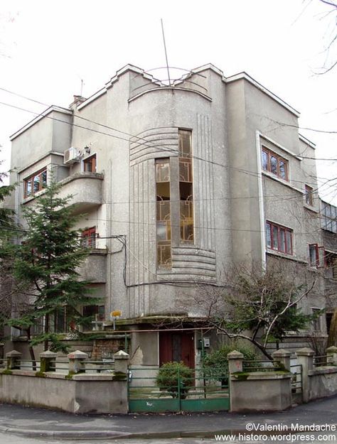 Art Deco Art Deco Houses, Corner Building, Art Deco Homes, Bauhaus Architecture, Street Corner, Casa Country, Historic Houses, Art Deco Buildings, Art Deco Home