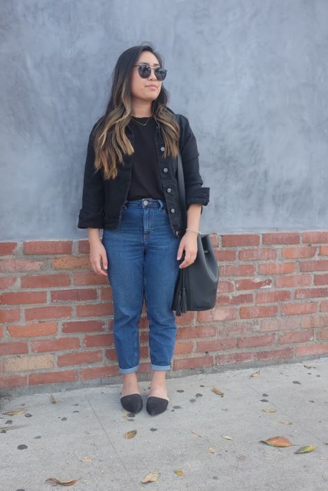 Black Jeans Blue Jean Jacket, Black Jeans Denim Jacket, Denim Black Jacket Outfit, How To Style A Black Jean Jacket, Black Demin Jacket Outfits, Black Denim Shirt Outfit Women, How To Style Black Denim Jacket, Black Denim Jacket Outfit Women, Black Denim Shirt Outfit